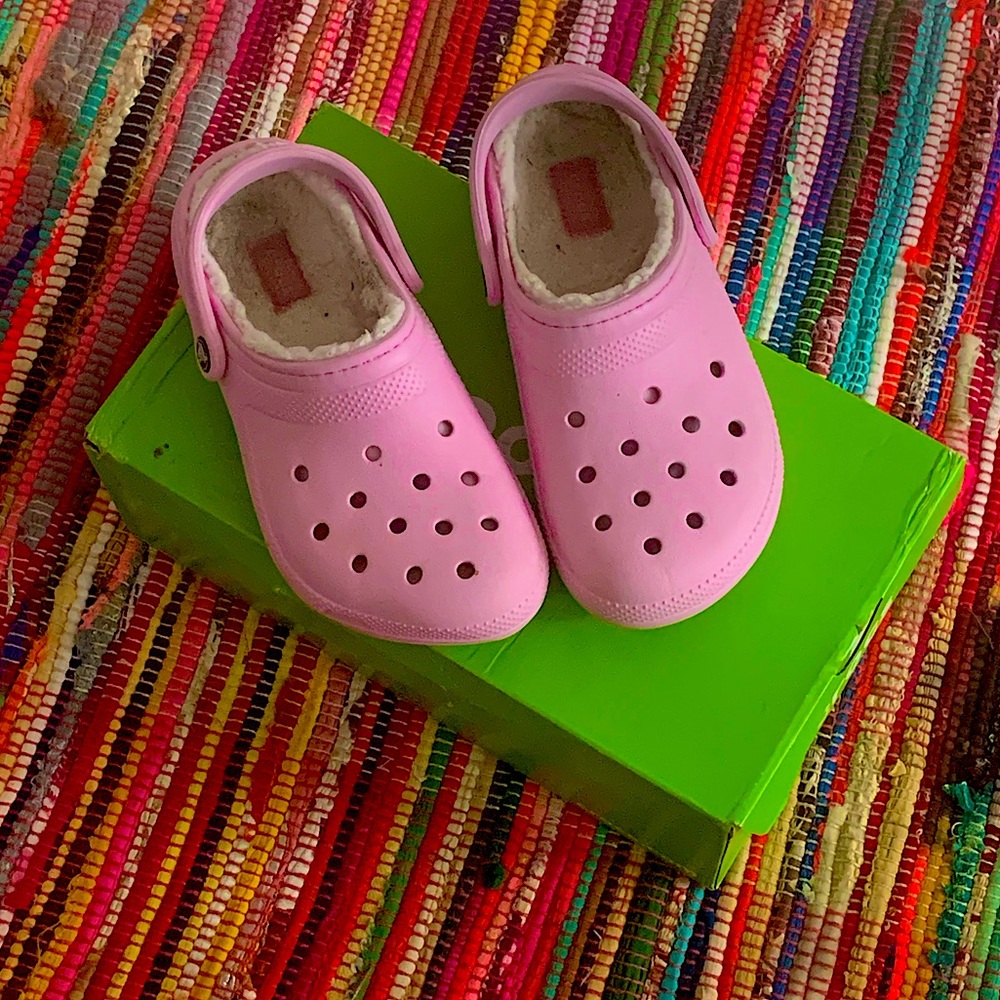 pink fur crocs